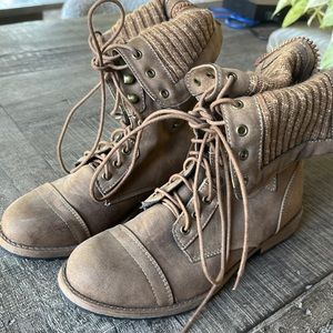 NWOT women’s combat boot
